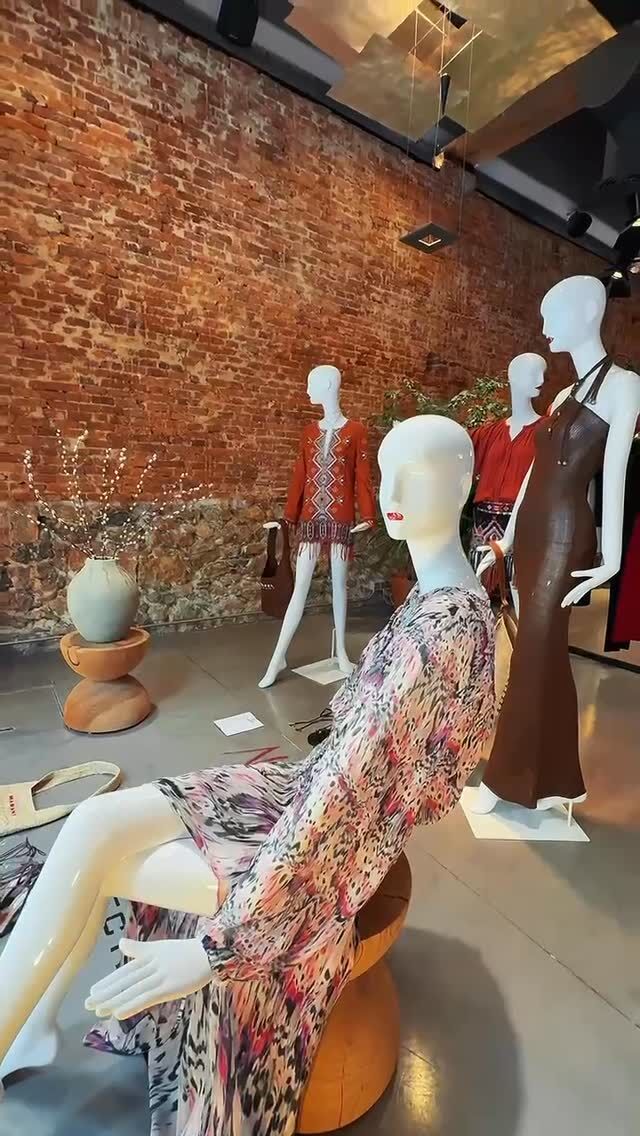 Inauguramos escaparate con la colección SS25 de @isabelmarant ⭐️ Prendas que elevarán tu estilo siguiendo la tendencia protagonista de esta primavera-verano 2025: el boho chic ✨🌾

ShopOnline: www.delrosaalamarillo.com
Pedidos e Información en el ☎️ 942 31 39 17
WhatsApp +34 626 074 785
International Delivery 🌍

#delrosaalamarillo #delrosaalamarilloshop
#multibrandshop #mylooktoday #moda
#streetfashion #streetstyle #shooping #stylish #shop #swag #instadaily #instastyle #inspiration
#instafashion #itgirl #fashion #fblogger #isabelmarant